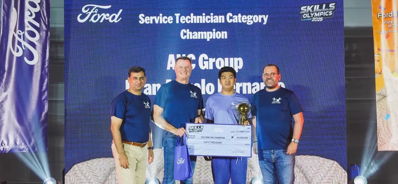 Ryan Angelo Bernardo Receiveing Award