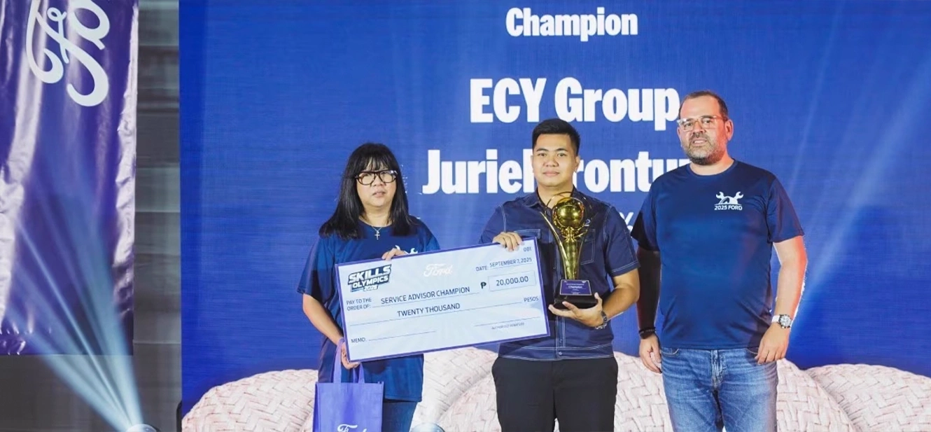 Juriel Frontuna (middle) of ECY Group recevies award