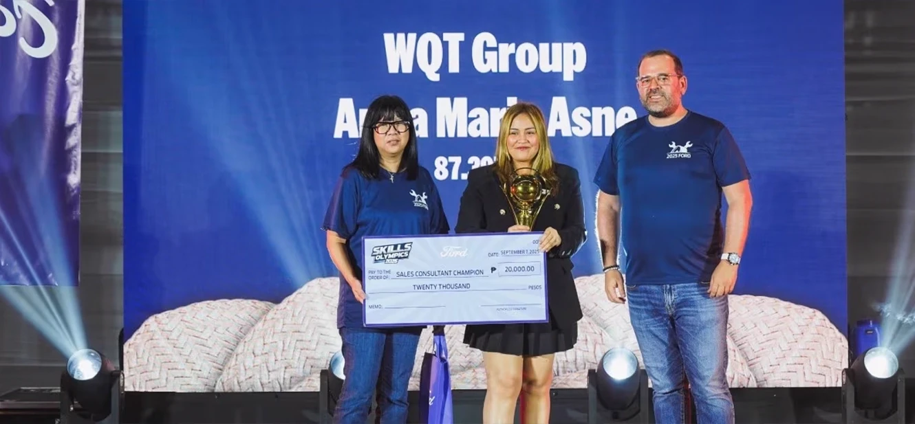 Anna Marie Asne of the WQT Group recevies award