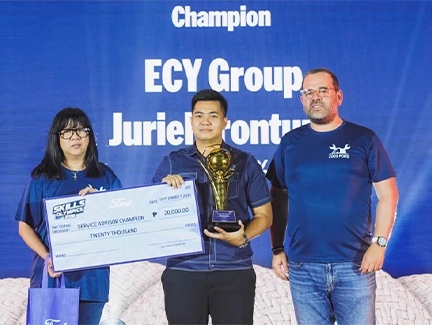 Juriel Frontuna (middle) of ECY Group recevies award