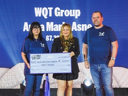 Anna Marie Asne of the WQT Group recevies award