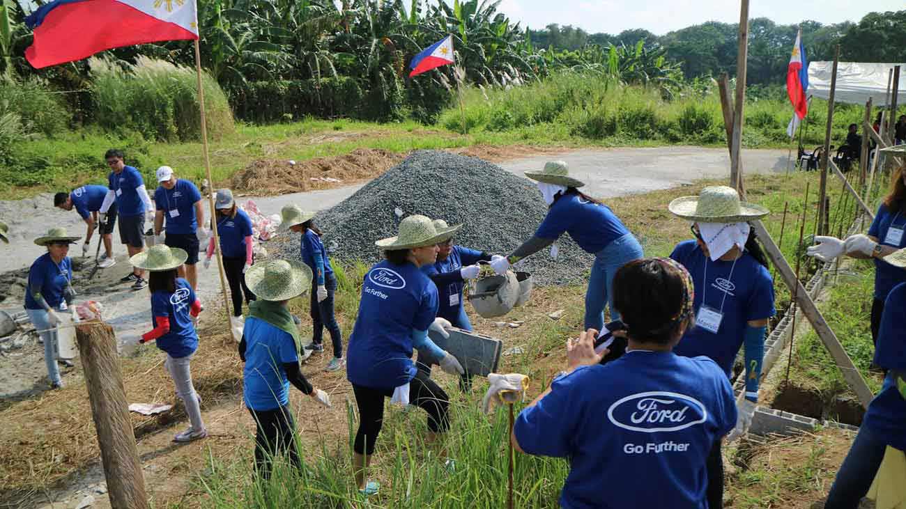 The-Bayanihan-spirit-was-alive-during-the-house-build-min-min